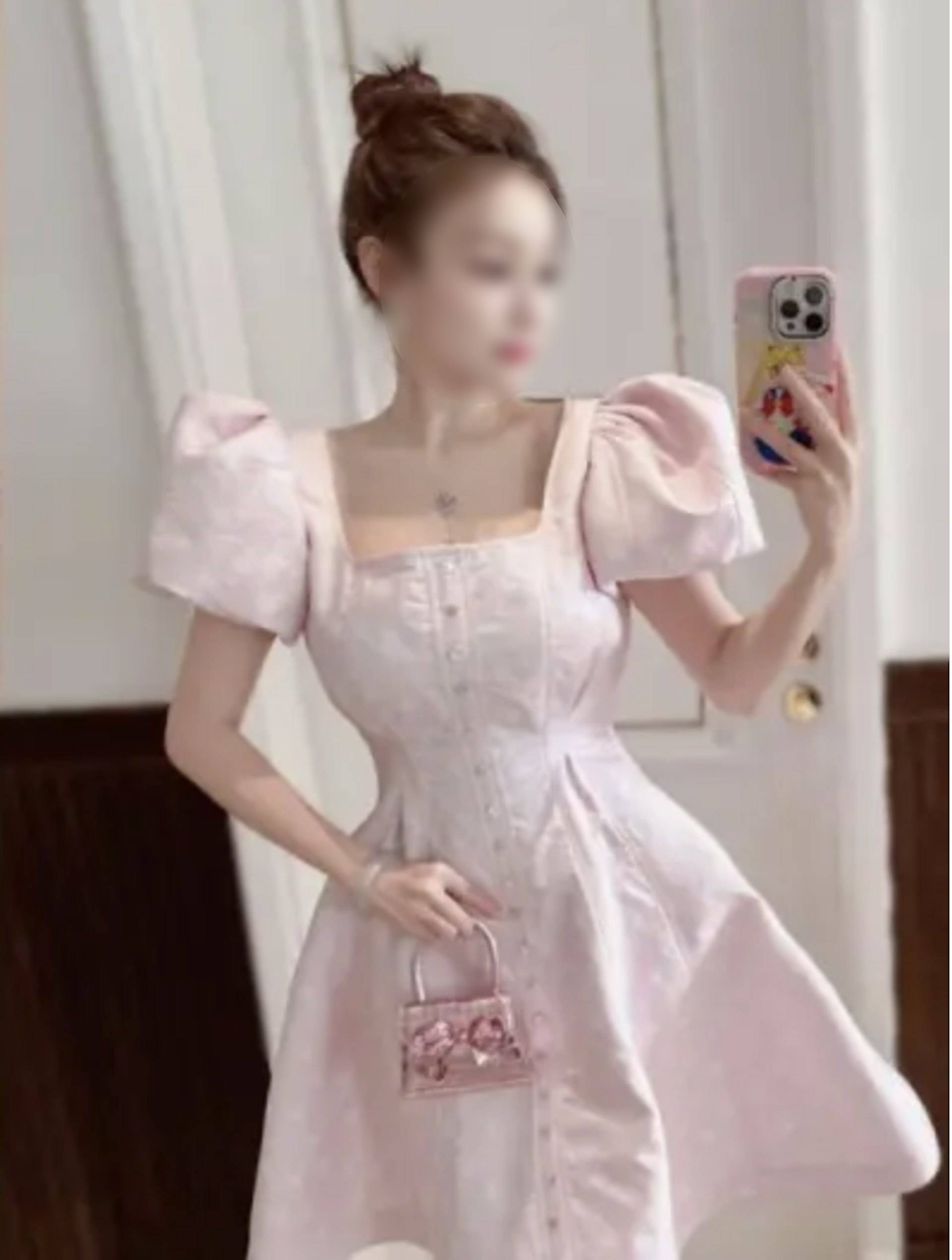 Eva thường xuất hiện với vẻ ngoài xa hoa