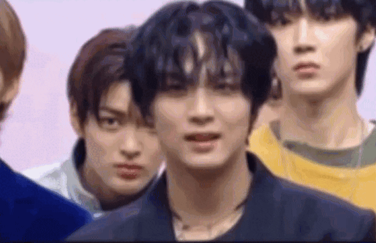 Trước đó Keonho cũng bị phát hiện mặt mũi nhăn nhó khó hiểu khi đàn chị aespa thắng cúp