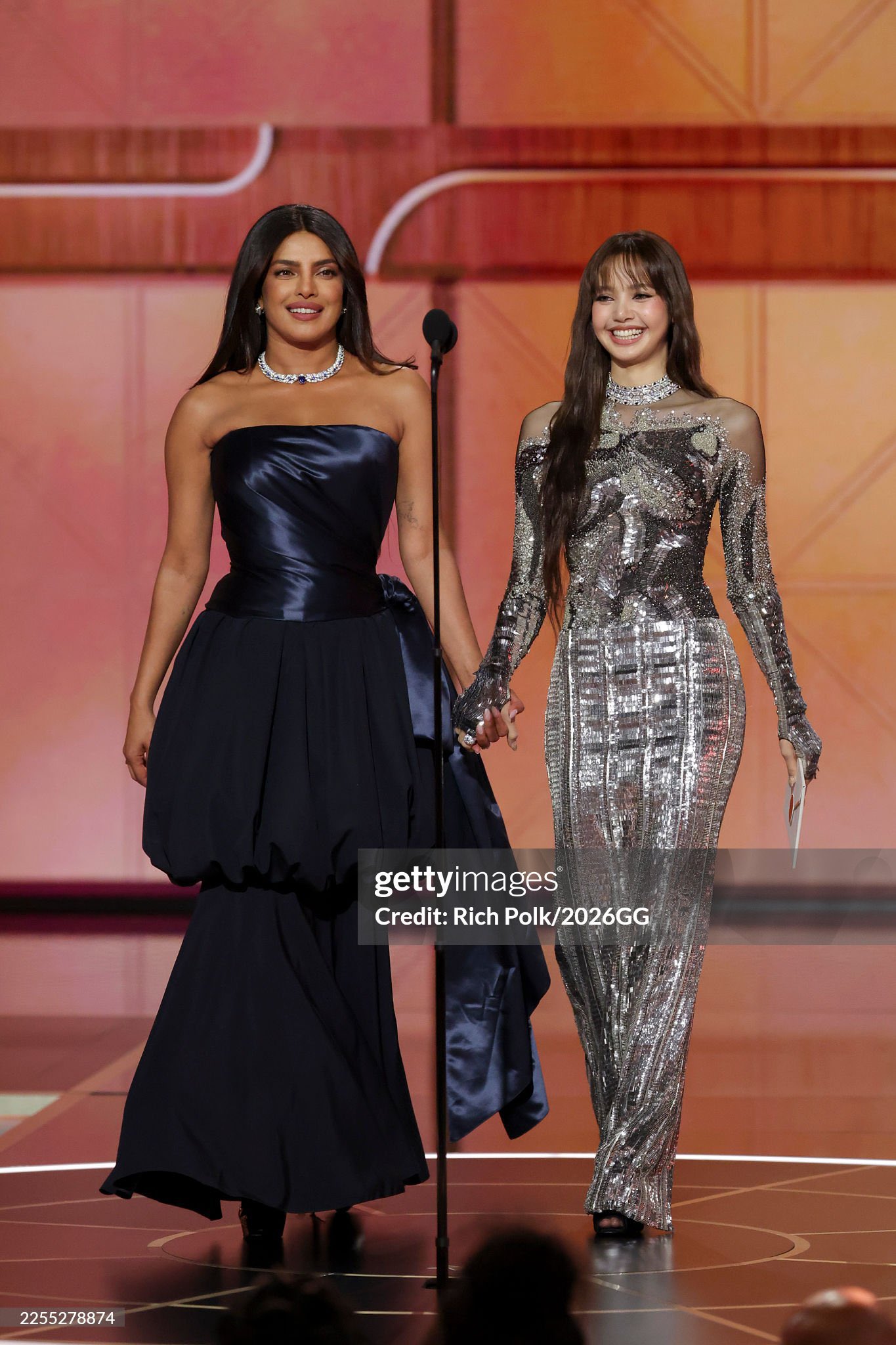 Lisa đọ sắc ngang tài ngang sức với Hoa hậu Thế giới Priyanka Chopra (Ảnh: Getty Images)