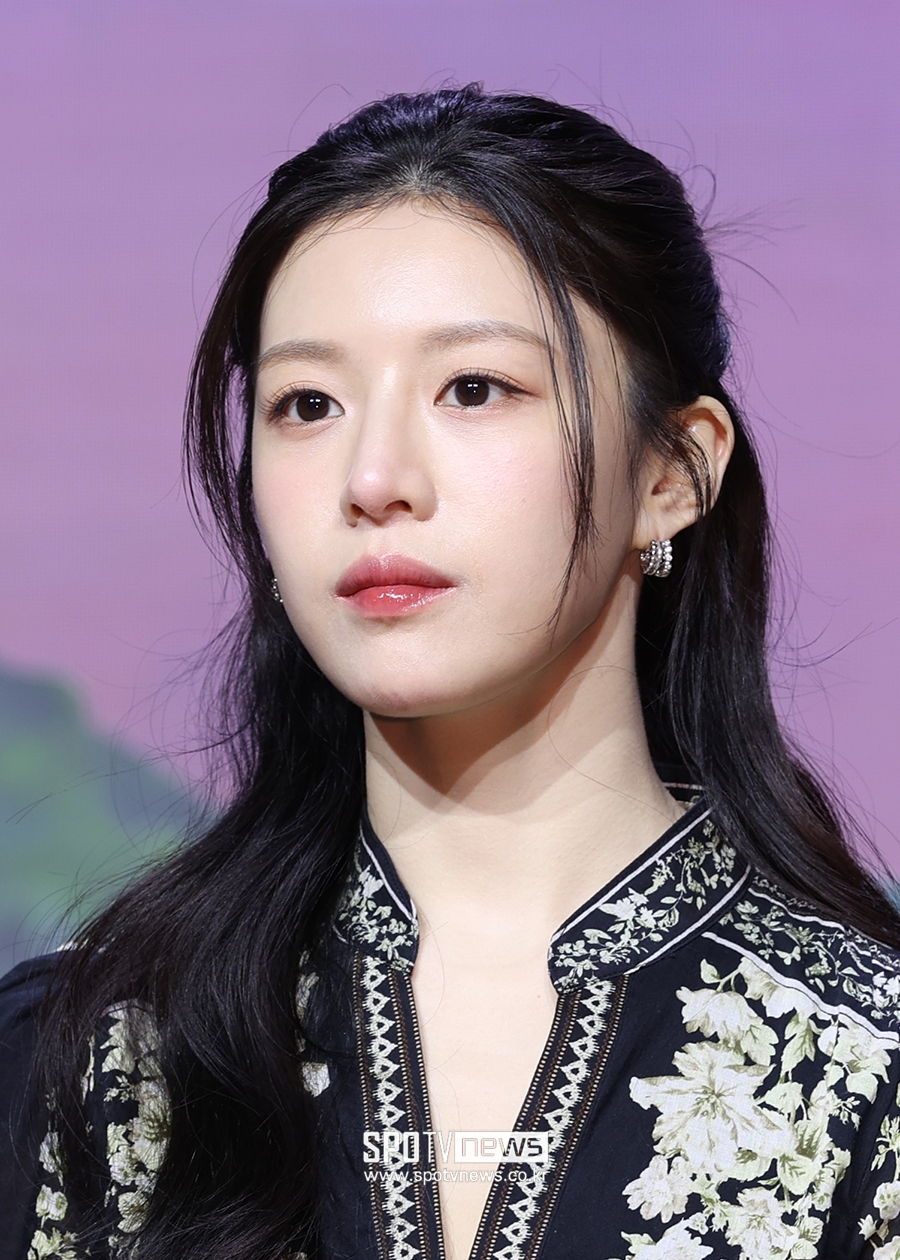 Cận cảnh gương mặt kim cương của Go Youn Jung.