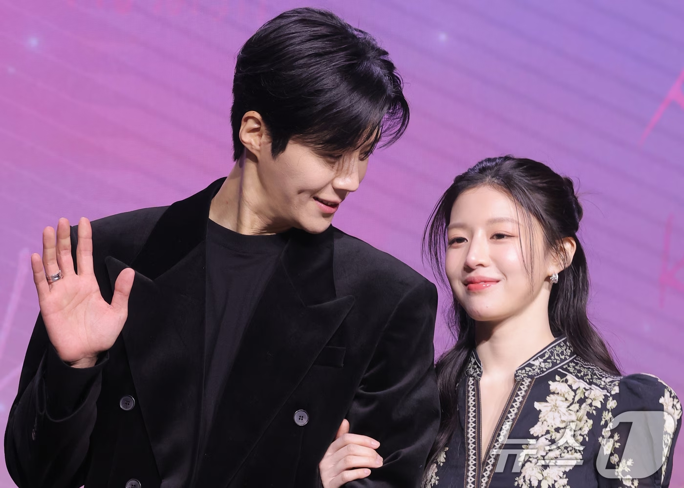 Go Youn Jung sánh đôi bên người tình màn ảnh Kim Seon Ho tại sự kiện.