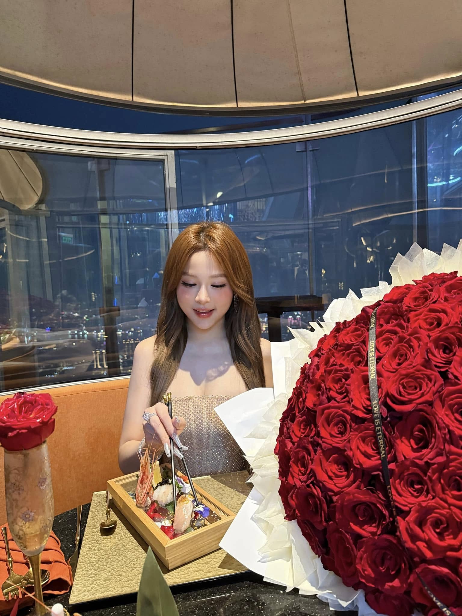  Ở Việt Nam có một phú bà chơi rất nét: Xây biệt thự dưỡng già với bạn thân, U40 chồng chăm như em bé