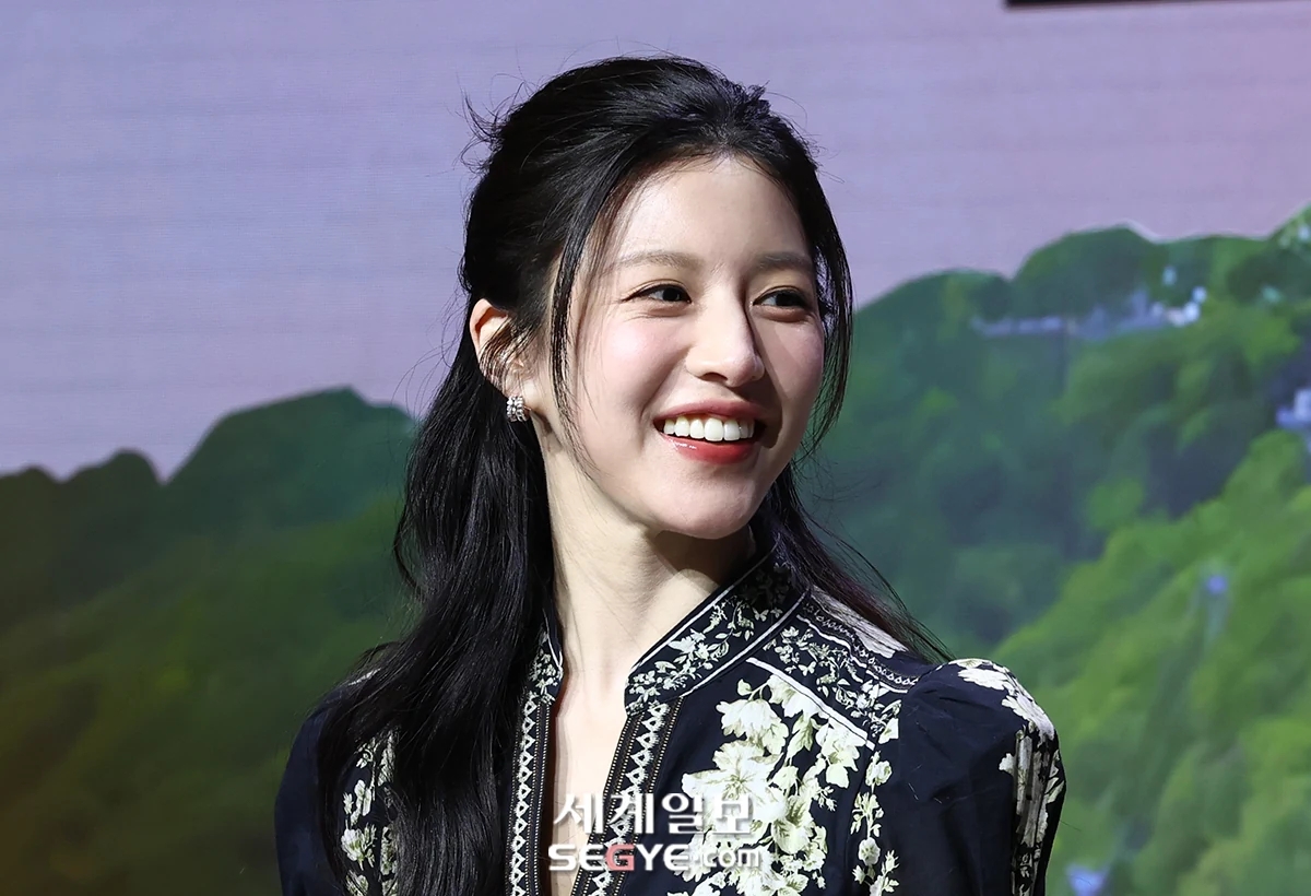 Nhan sắc cực phẩm của Go Youn Jung tại sự kiện ra mắt phim Tiếng Yêu Này Anh Dịch Được Không?