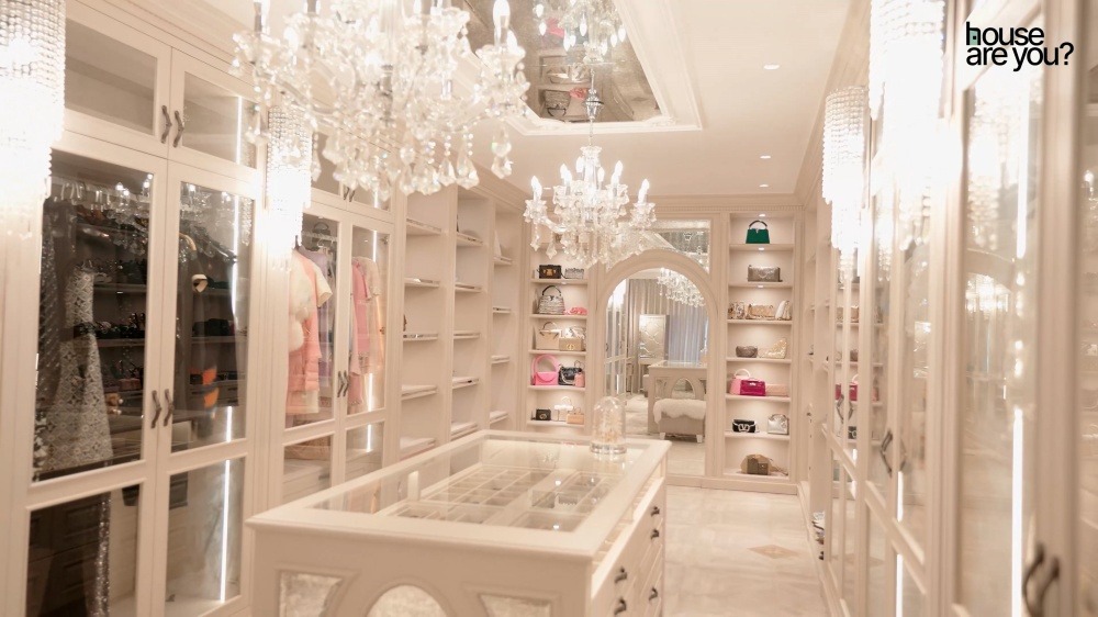 Phòng thay đồ của mỹ nhân sinh năm 1989 cực sang xịn mịn