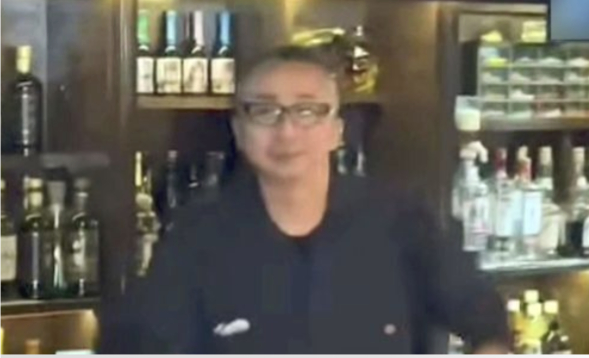 Một vài khách hàng cho biết, chủ quán đã hỏi họ có mùi lạ hay không (Ảnh: X)