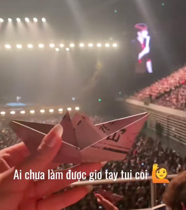 Hạc giấy hoặc thuyền giấy phải để lại ở concert