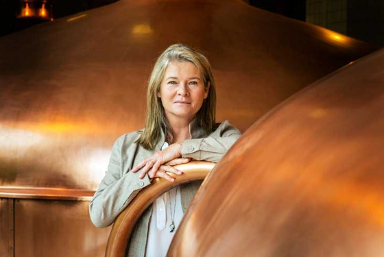 Charlene quyết định trở thành người lèo lái đế chế gia đình thay vì làm nội trợ