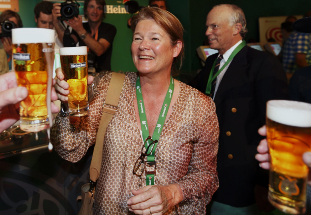 Hiện bà là người giàu nhất Hà Lan