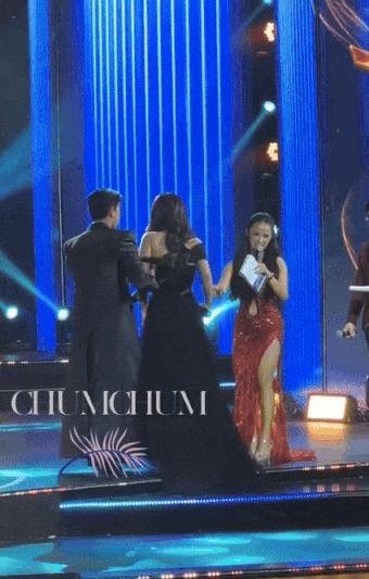 Chuỗi hành động của Steven Nguyễn với Thiên Ân trên sân khấu (Nguồn: HÓNG SAO VBIZ, Chum chum)