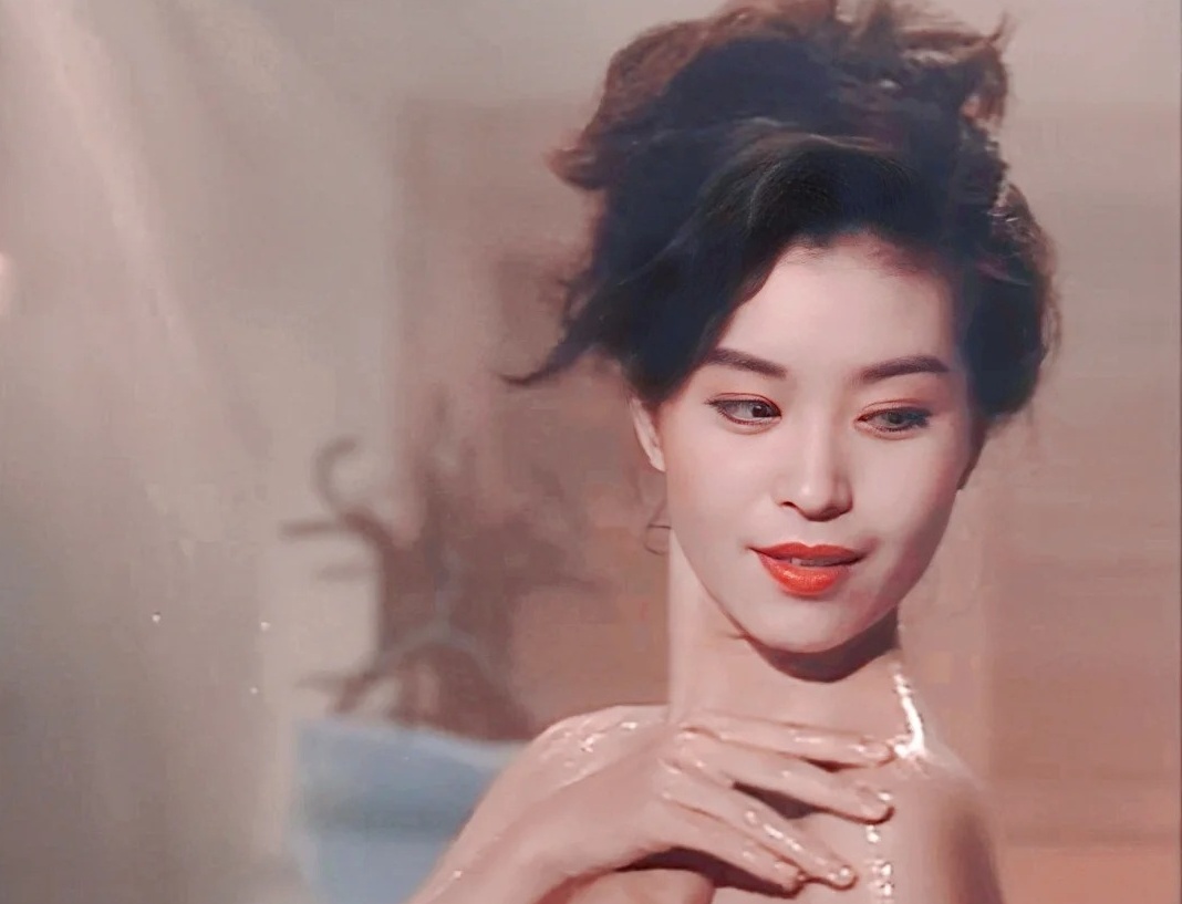 Ngũ Vịnh Vy đau đớn quỳ gối, dâng trà tạ lỗi với chính thất vì bị lừa làm tiểu tam suốt 4 năm. Ảnh: Xiaohongshu.