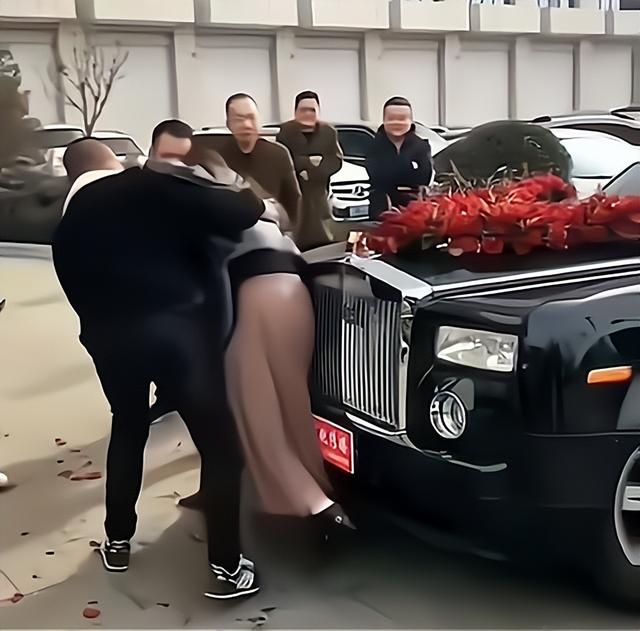 Yêu thiếu gia không thành, cô L. xông vào phá đám cưới: Từng sống như vợ chồng, được chu cấp 100 triệu/tháng