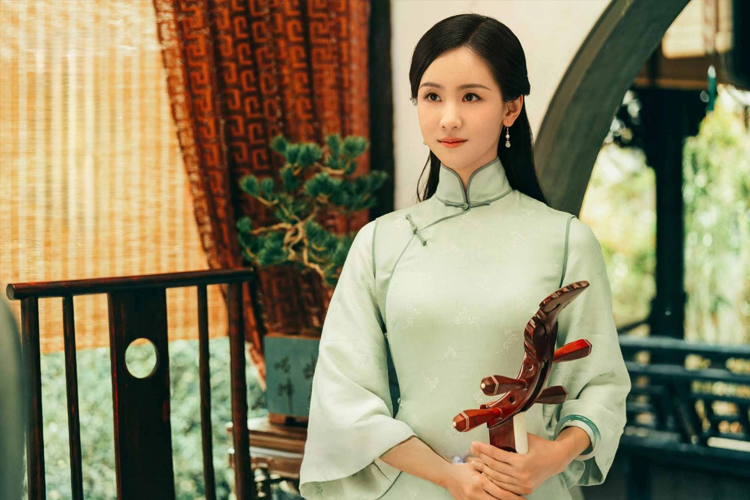 Mỹ nhân cứ mặc sườn xám là thời gian đảo ngược 100 năm: Mỗi khung hình là 1 bức họa, khí chất showbiz hiếm thấy