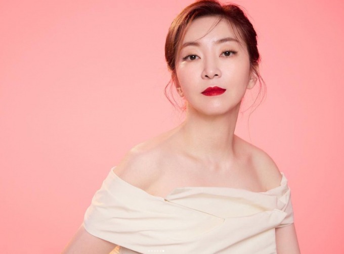 Ủy ban Tiêu chuẩn Truyền thông Hàn Quốc thông báo cảnh cáo, kỷ luật và đình sóng đối với nữ MC sinh năm 1976. Hàng loạt đối tác hủy show đối với mỹ nhân có phát ngôn khiếm nhã, không đúng chuẩn mực này. Ảnh: Instagram.