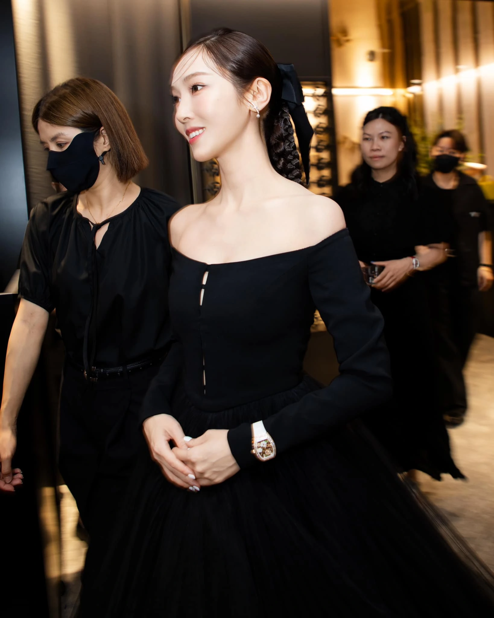 Bên cạnh âm nhạc, hoạt động kinh doanh của Jessica cũng vướng nhiều dấu hỏi (Ảnh: X)