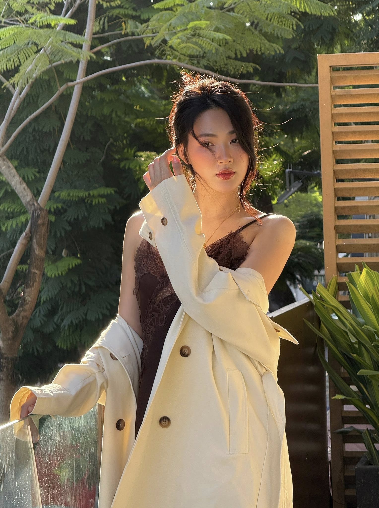 Việt Nam có 1 mỹ nhân đúng chuẩn “sách giáo khoa visual” nhưng cứ cất giọng là nhan sắc giảm hẳn một nửa