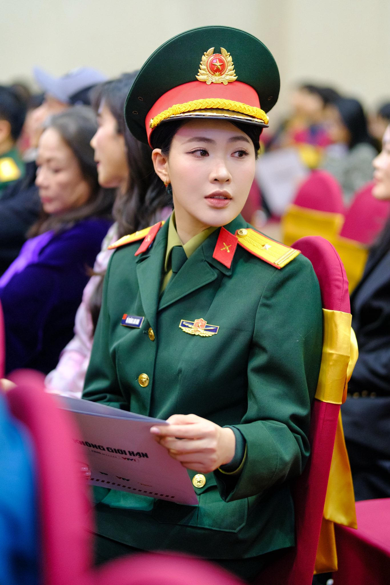 Việt Nam có 1 mỹ nhân đúng chuẩn “sách giáo khoa visual” nhưng cứ cất giọng là nhan sắc giảm hẳn một nửa