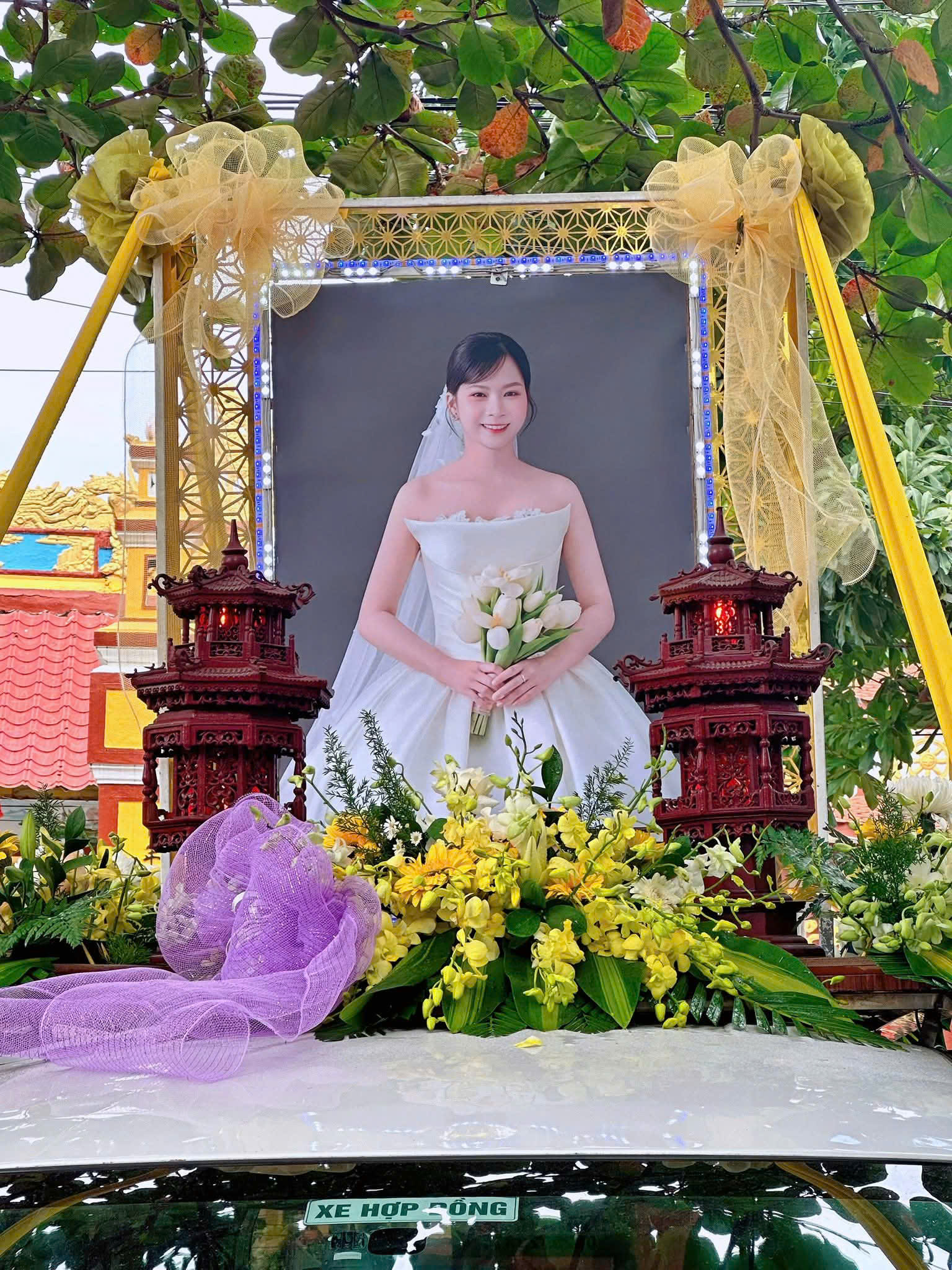 Hình ảnh bức ảnh cưới của Hiếu được đặt trên xe tang khiến nhiều người không khỏi xót xa.