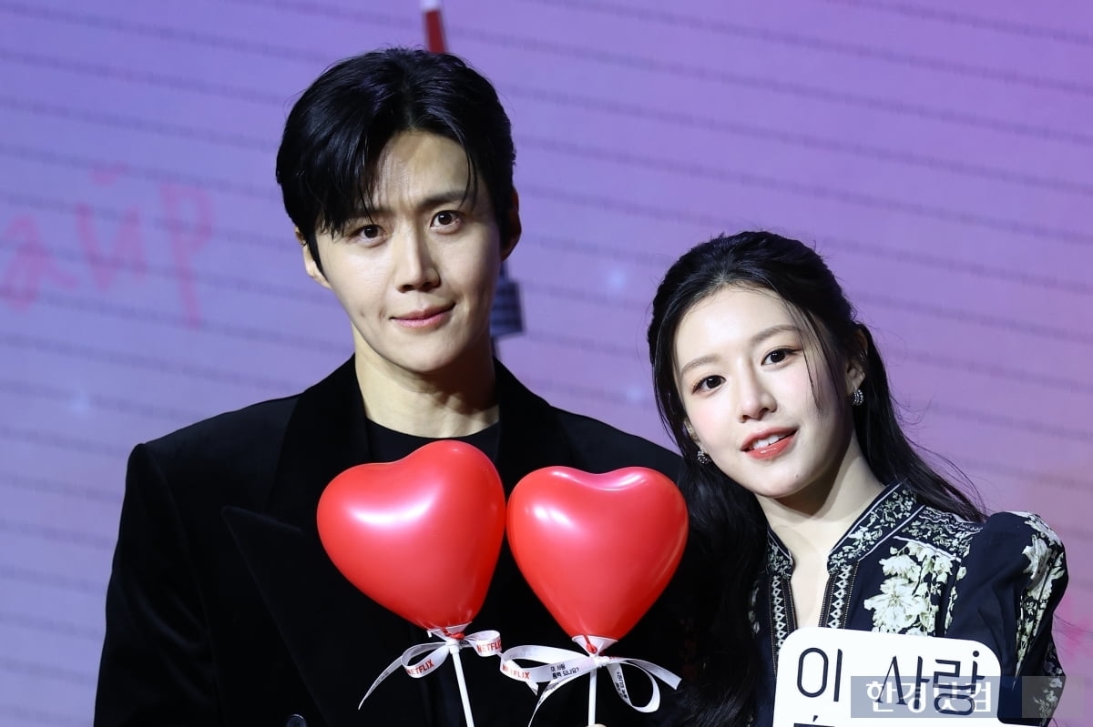 Với sự góp mặt của Go Youn Jung và Kim Seon Ho, Tiếng Yêu Này Anh Dịch Được Không? gây chú ý mạnh mẽ ngay từ khi ra mắt.