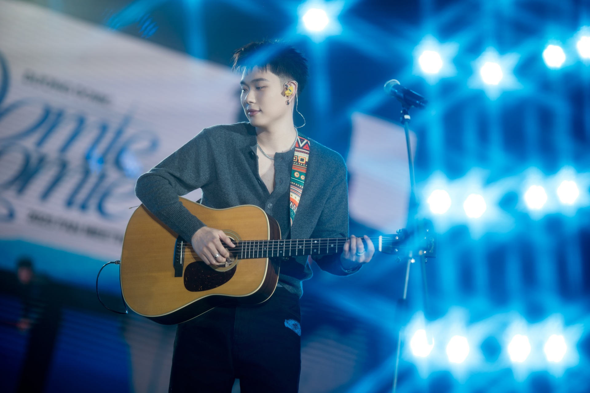 Nguyên nhân sâu xa dẫn đến sự sụt giảm sức hút của Dương Domic được cho là đến từ loạt lùm xùm liên quan đến đời sống tình cảm trong thời gian qua (Ảnh: FBNV)