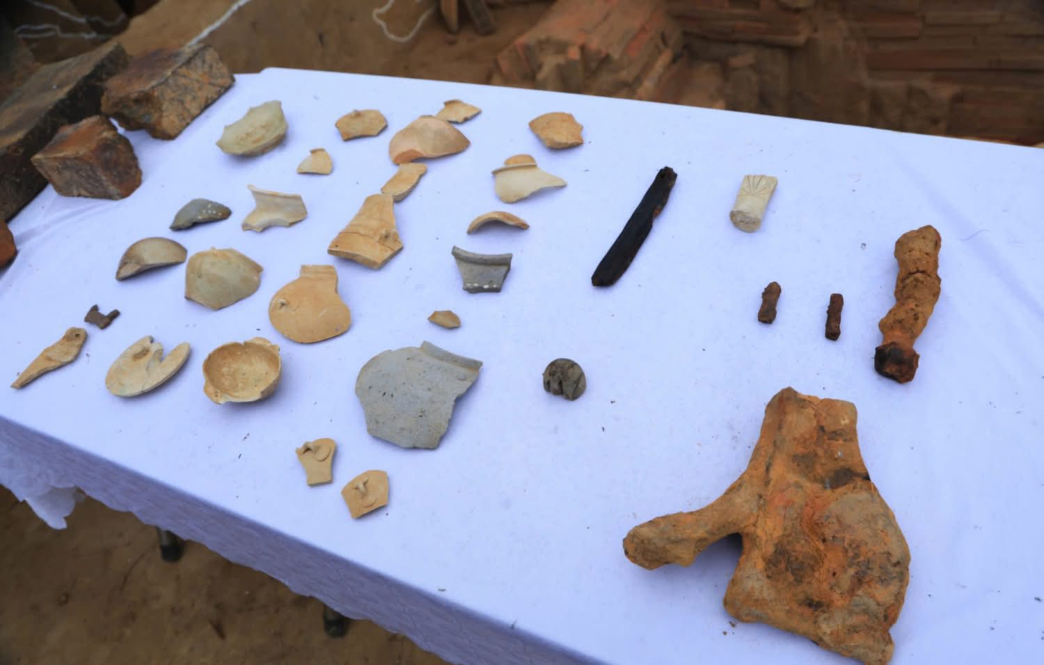 Những di vật bằng đất nung, gốm men... phát lộ trong quá trình khai quật. Ảnh: Trang thông tin phường Vàng Danh