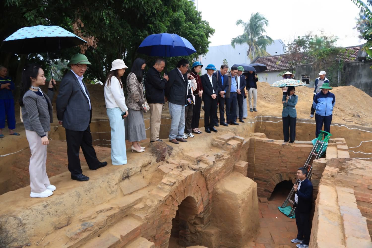 Các chuyên gia, nhà khoa học khảo sát khu vực mộ gạch Chạp Khê. Ảnh: Trang thông tin phường Vàng Danh