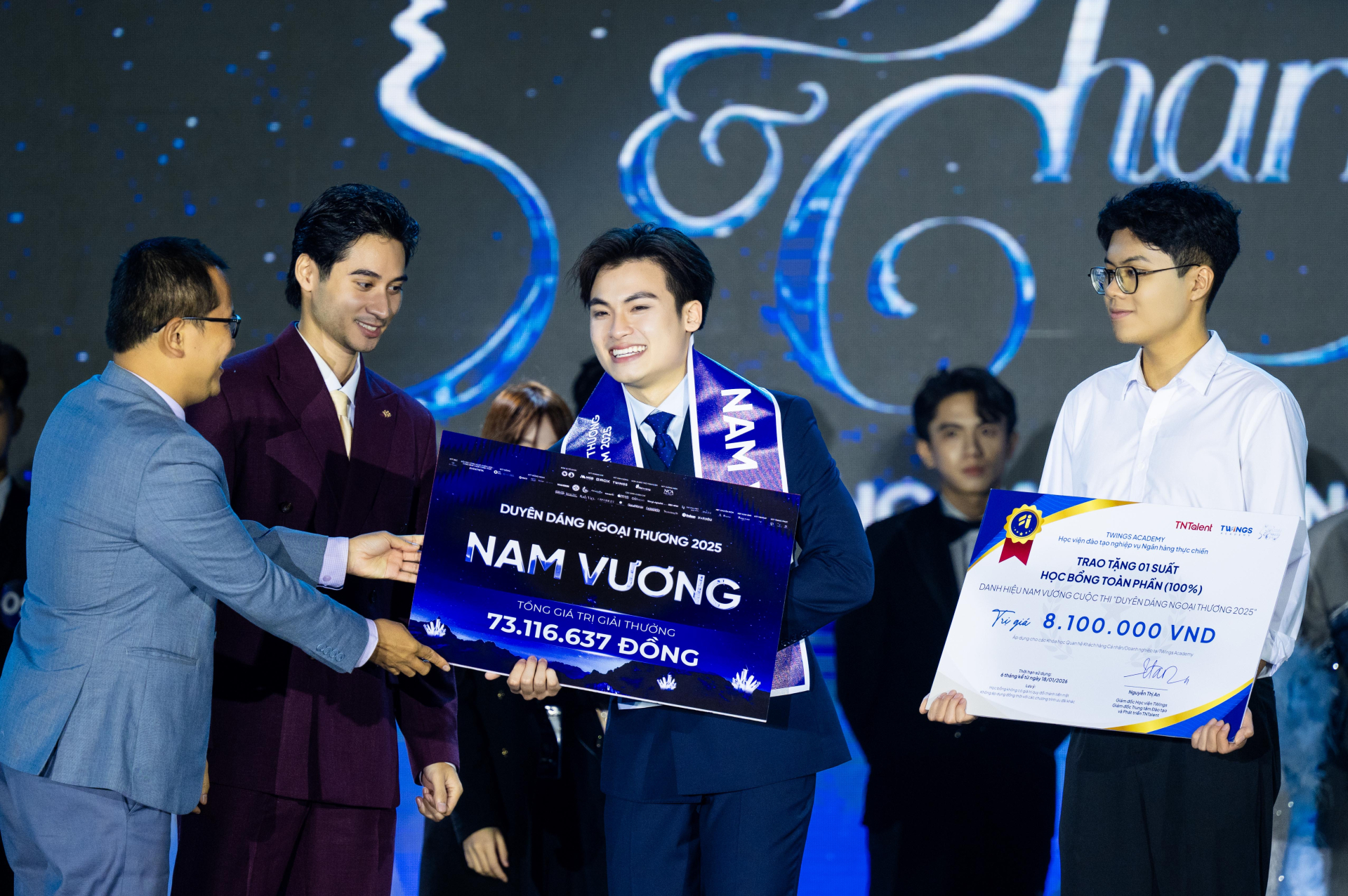 Nam vương Ngoại thương đã thuộc về nam sinh Nguyễn Cao Thiên Bảo (SBD 01).