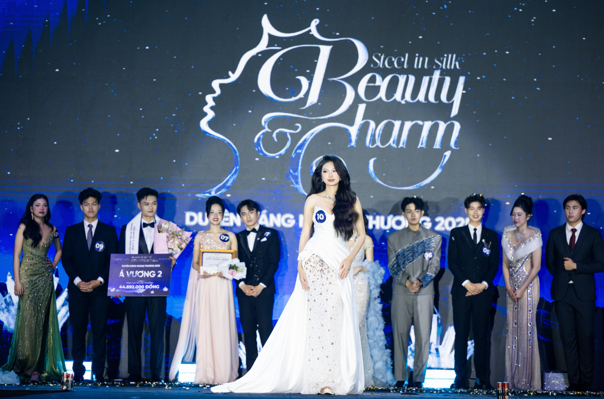 Khoảnh khắc đăng quang của Phan Trâm Anh.