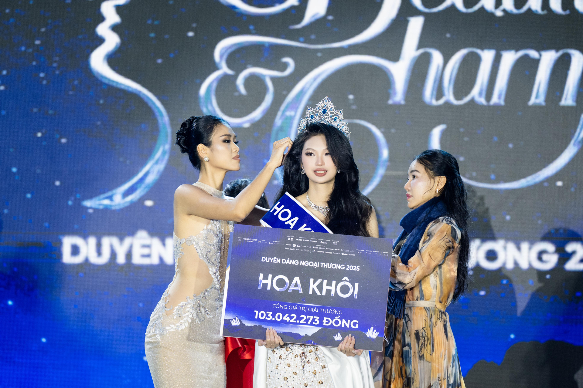 Đã tìm ra nữ sinh xinh nhất Ngoại thương: Hoa hậu tương lai đây rồi!