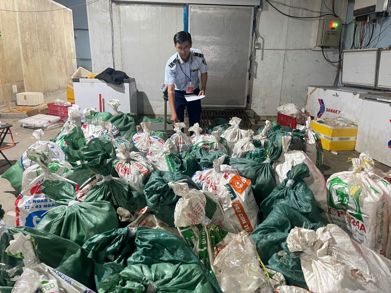 Lực lượng chức năng thu giữ tổng cộng hơn 18 tấn thịt bò vụn, lòng bò các loại không có hóa đơn chứng từ, không có hồ sơ công bố chất lượng sản phẩm, không rõ nguồn gốc, xuất xứ với tổng trị giá hàng hóa hơn 749 triệu đồng