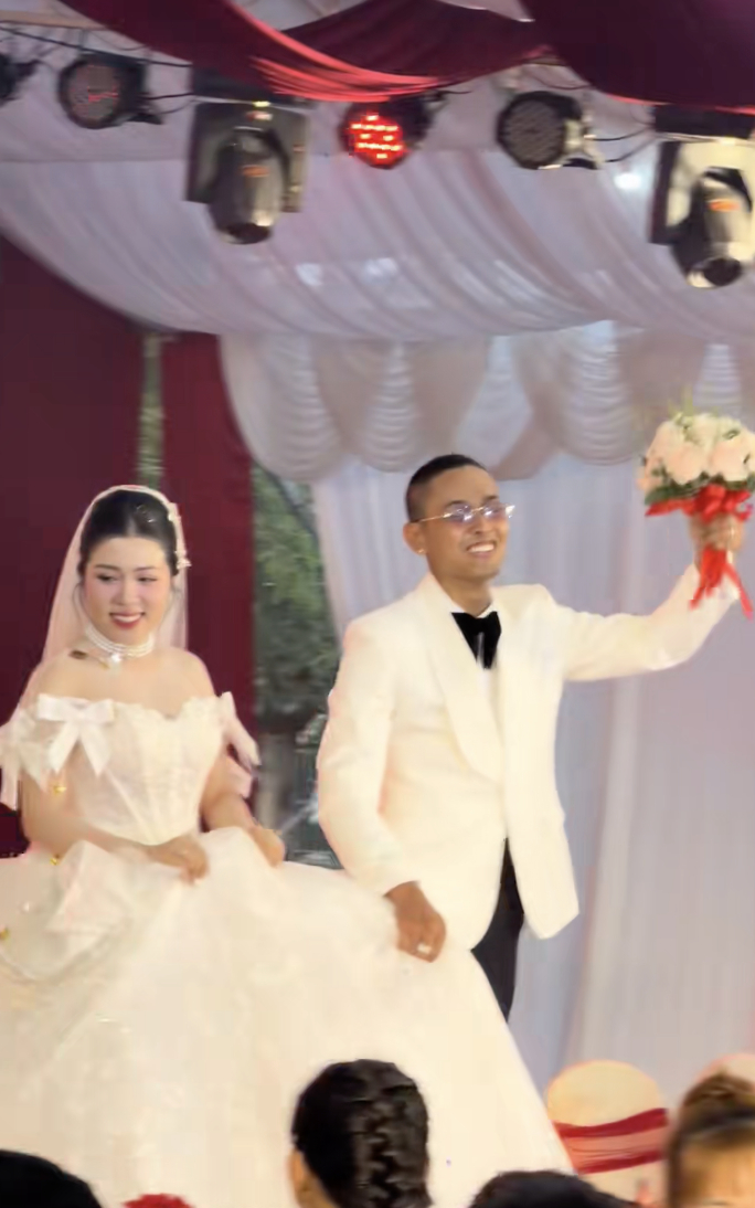 Cặp đôi có nhiều khoảnh khắc hạnh phúc trong đám cưới