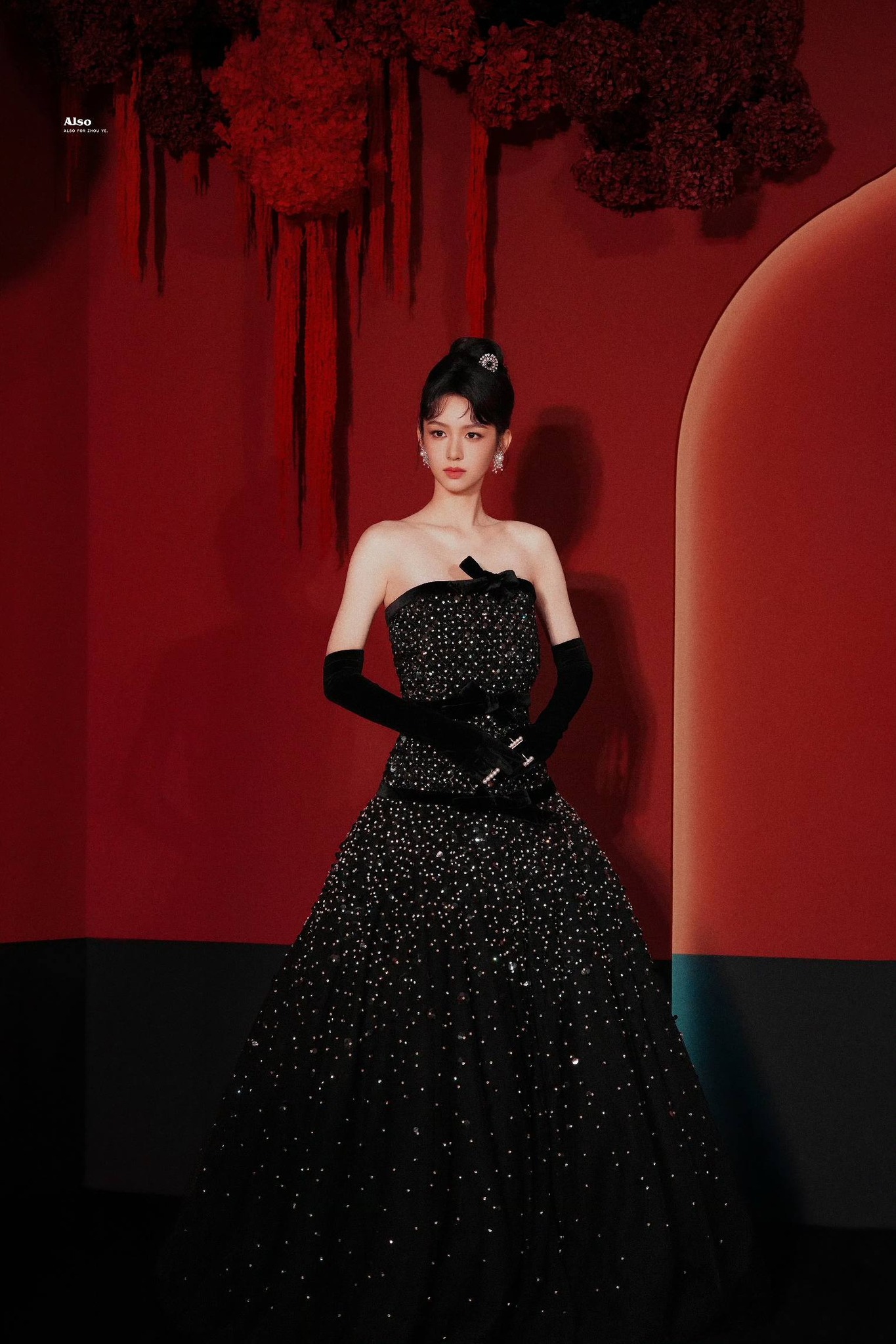 Showbiz có 1000 thiên kim tiểu thư thì mỹ nhân này vẫn là số 1: Sang từ tận xương tủy, đẹp chấn động thế gian