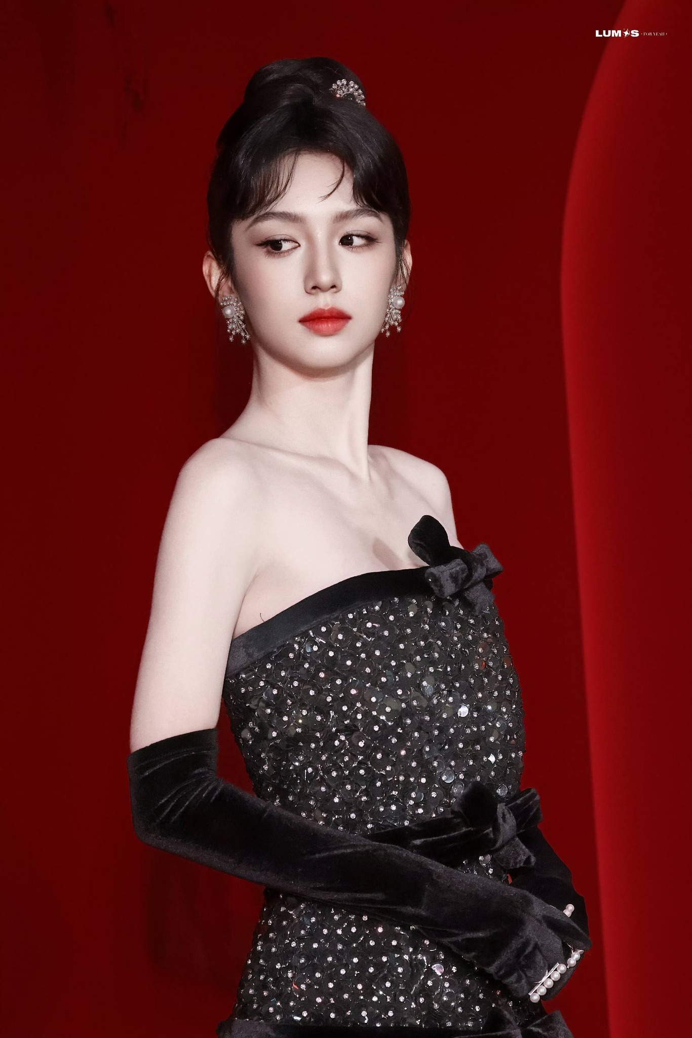 Showbiz có 1000 thiên kim tiểu thư thì mỹ nhân này vẫn là số 1: Sang từ tận xương tủy, đẹp chấn động thế gian