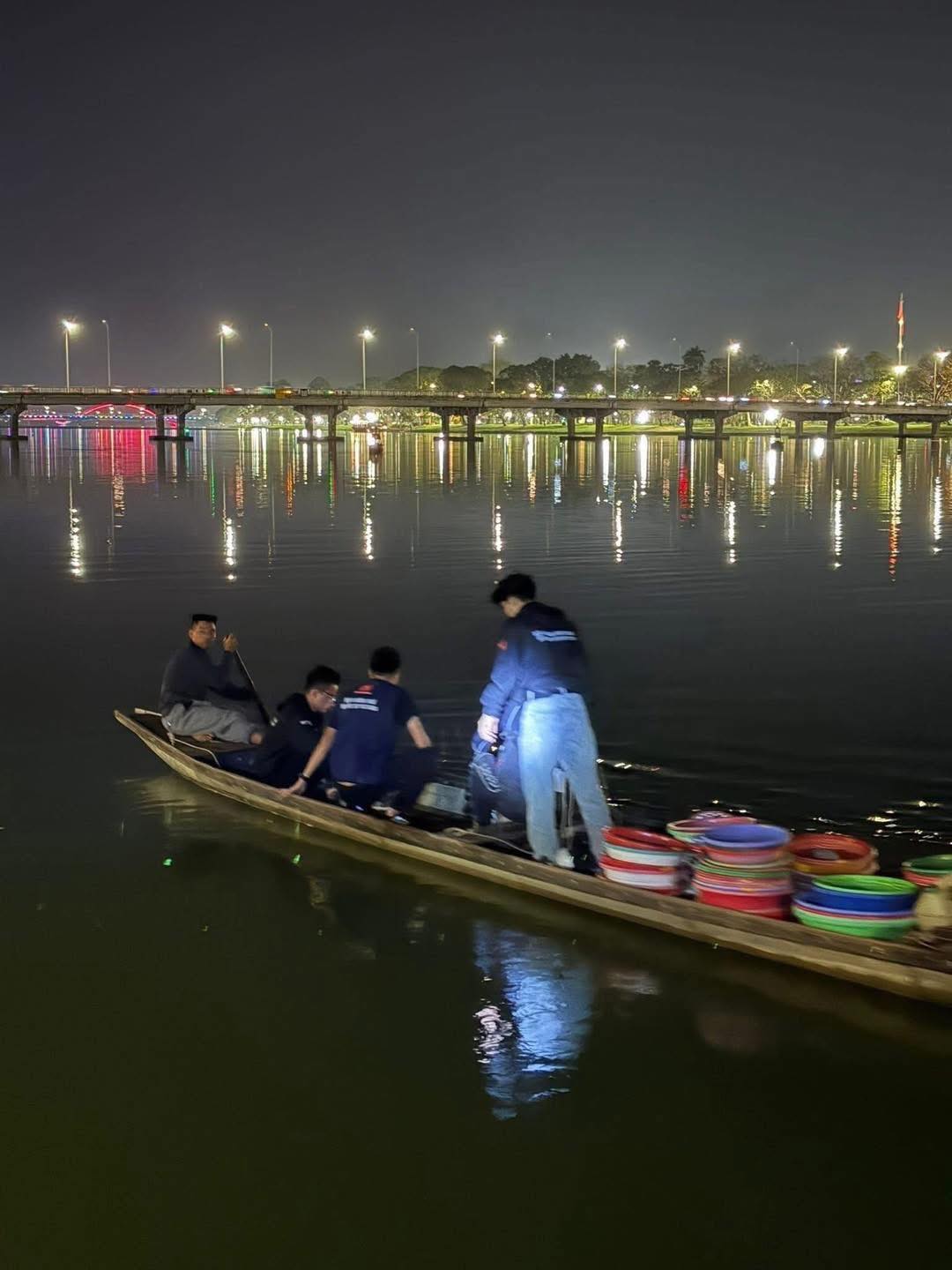 Đội SOS75 - Đội 0 đồng Huế hỗ trợ người dân tìm số vàng đánh rơi.