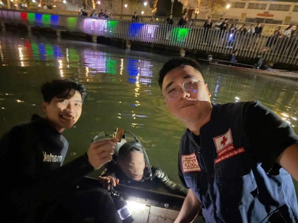 Dù thời tiết xấu và nước sâu nhưng đội SOS75 - Đội 0 đồng Huế vẫn nỗ lực tìm kiếm giúp người dân