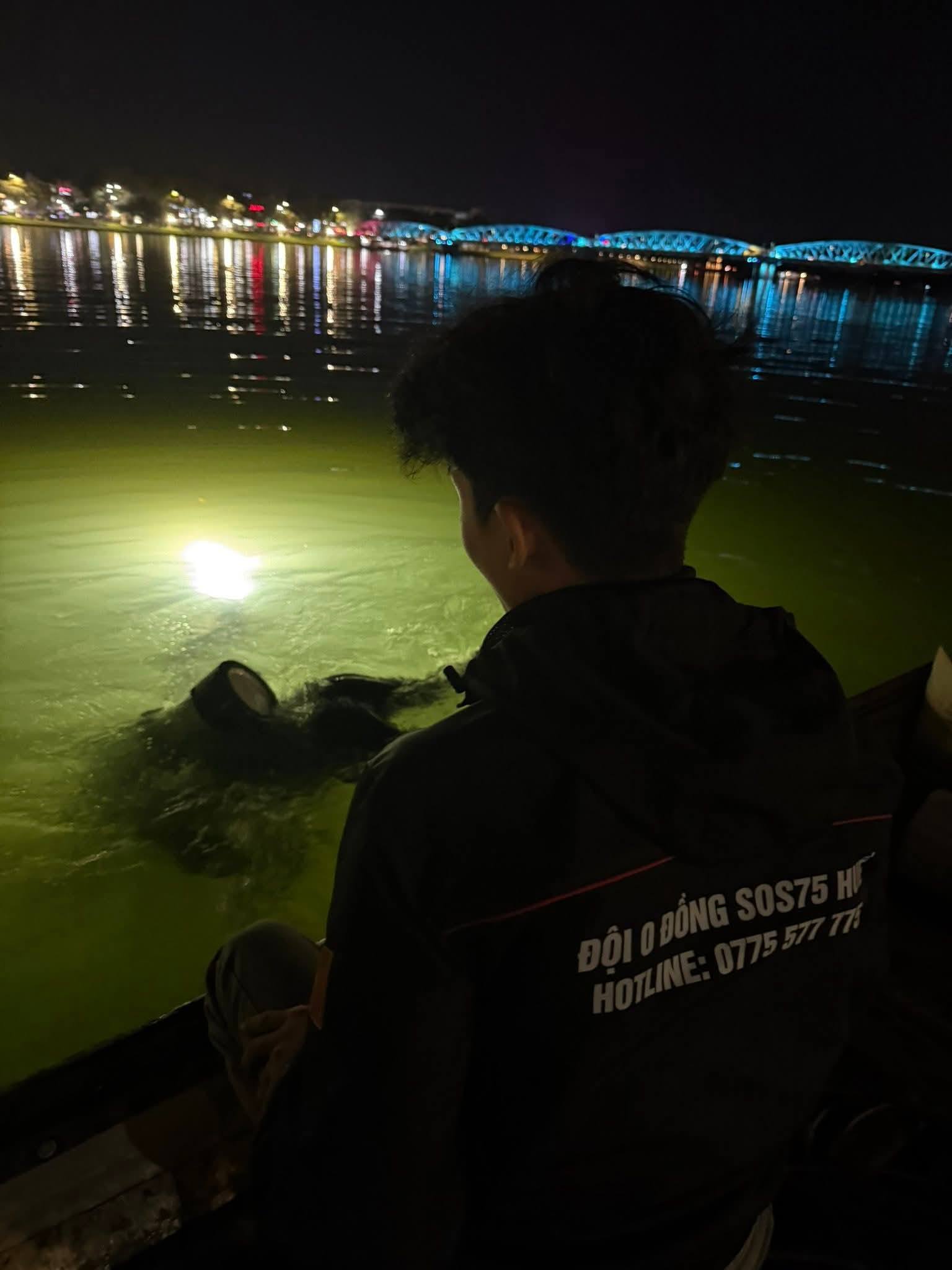                         1 lượng vàng 9999 đã được lực lượng cứu hộ tìm thấy