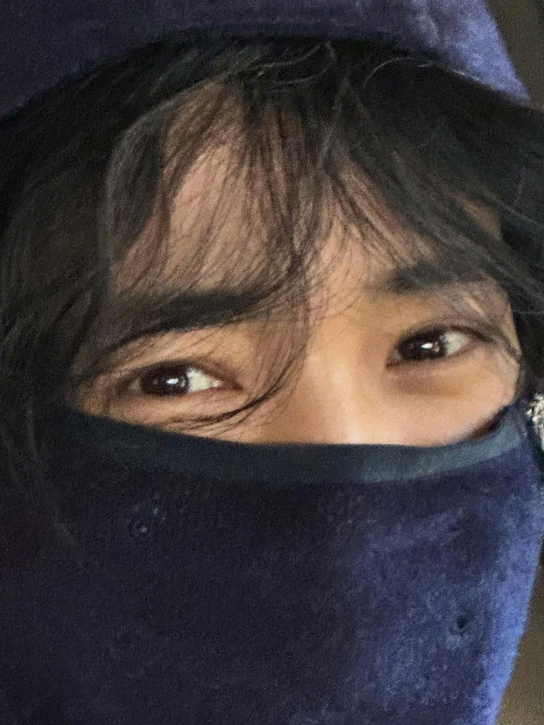 Bức ảnh ngôi sao bịt kín mặt viral trên mạng xã hội.