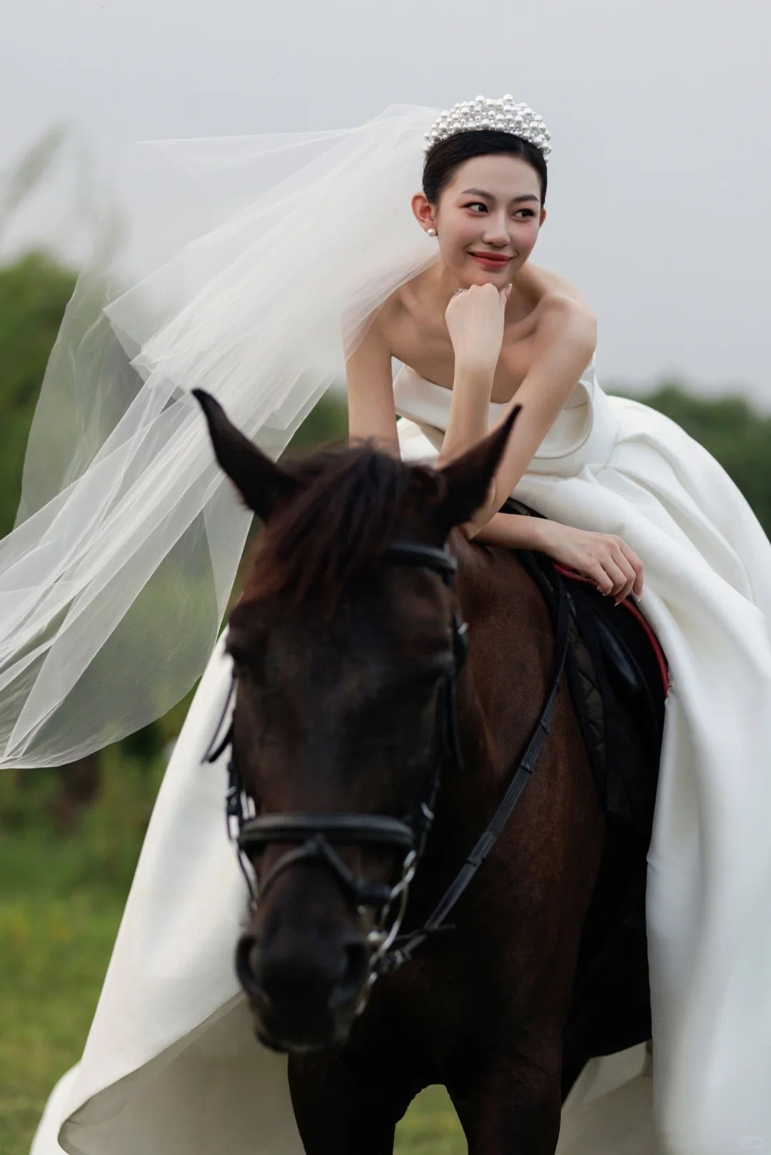 Ngựa xuất hiện trong những bộ ảnh cưới của nhiều cặp đôi Trung Quốc (Ảnh: Xiaohongshu)