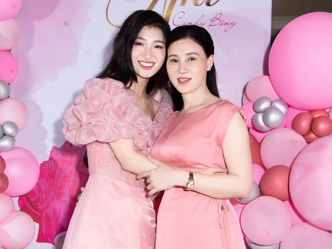 Gương mặt của Phương Nhi được thừa hưởng khá nhiều nét đẹp từ mẹ.