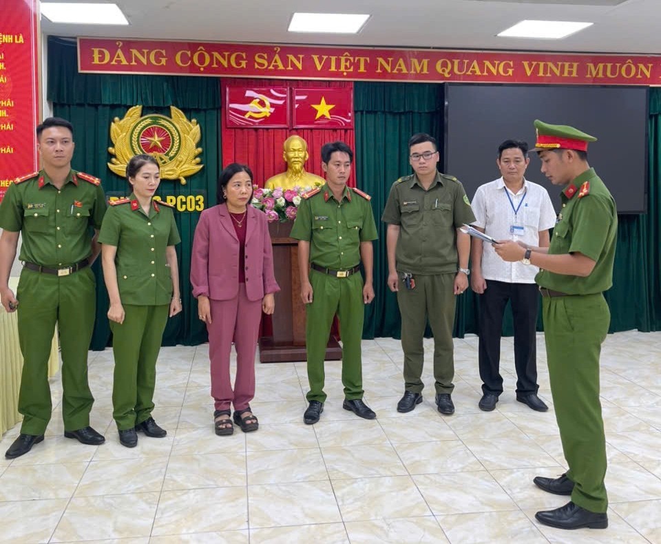 Cơ quan CSĐT đọc lệnh khởi tố, bắt tạm giam bị can Nguyễn Thị Thanh Phượng