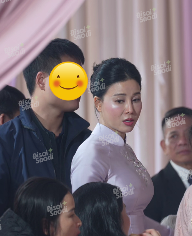   Mẹ Á hậu Phương Nhi trong đám hỏi con gái vào hồi tháng 1/2025. Ảnh: Đi Soi Sao Đi.  