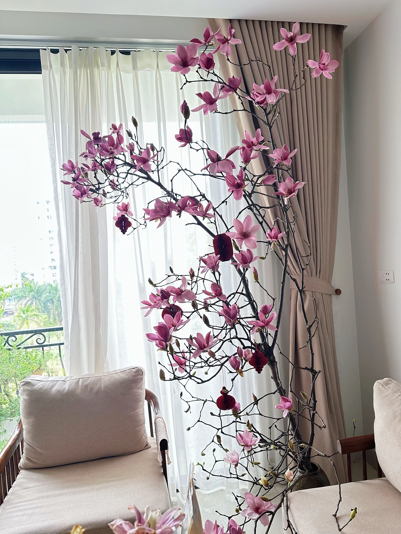 Cảnh hoa mộc lan làm sáng bừng cả không gian nên có thể luỵ thêm 1 tuần nữa (Ảnh: Mẹ Nhinh Em Mì)