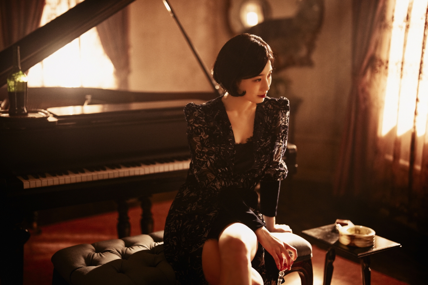 Suzy cực kỳ xinh đẹp và bí ẩn trong phim Portraits Of Delusion.