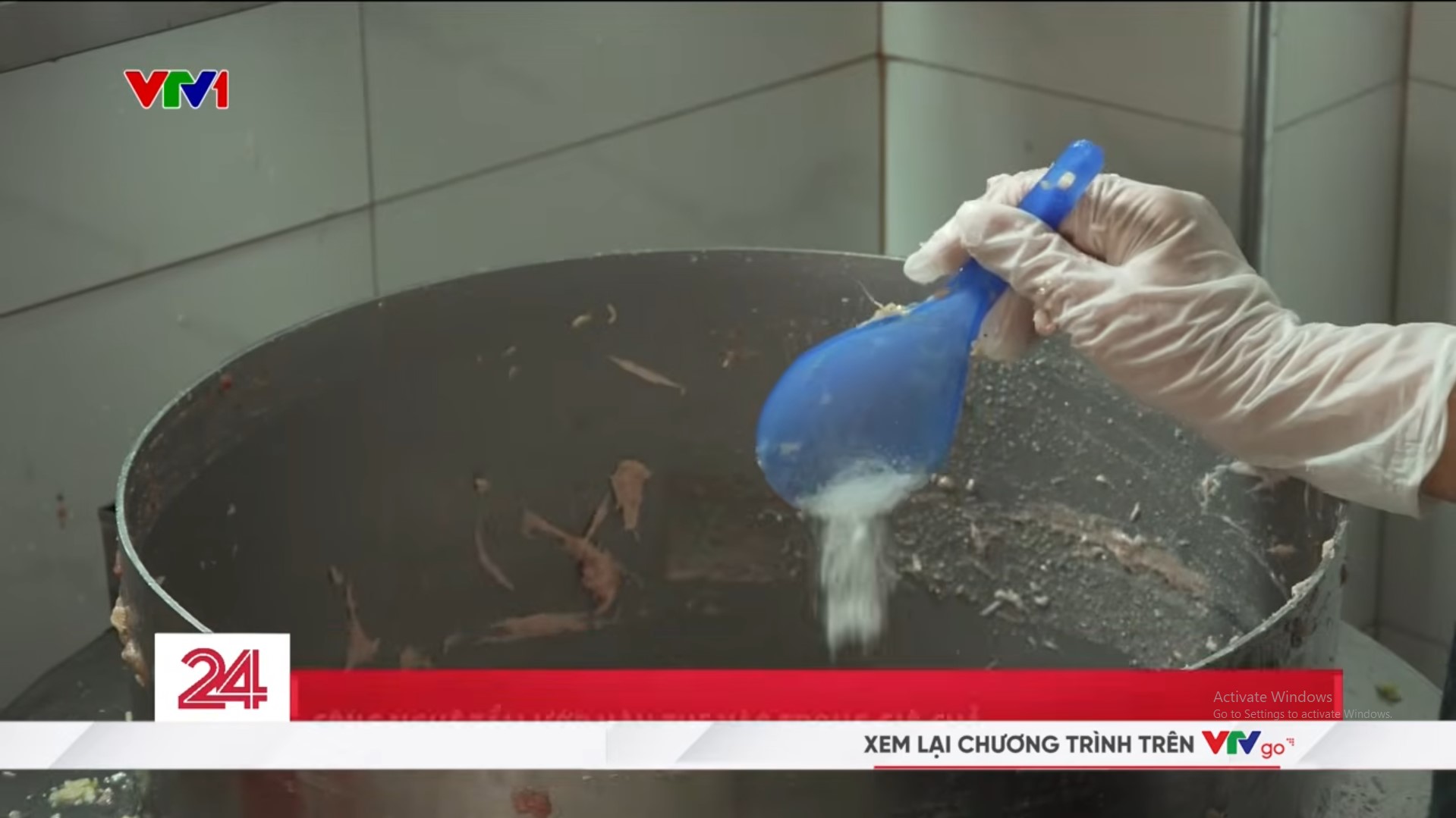 Theo chủ cơ sở khai nhận, “10kg thịt chỉ cho nửa thìa nhỏ” và hoàn toàn trộn bằng cảm tính, không cân đong đo đếm. (Ảnh cắt từ clip)