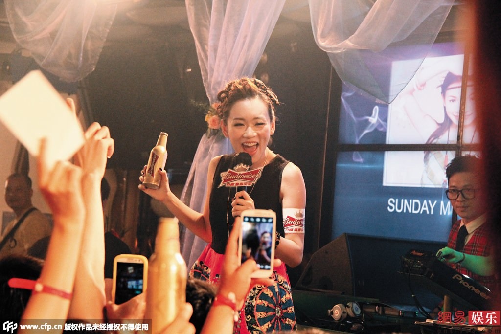 Sau khi sinh con gái đầu lòng, Dương Tư Kỳ từng bị ghi lại hình ảnh đi bán bia ở hộp đêm gây xôn xao dư luận. Ảnh: On.