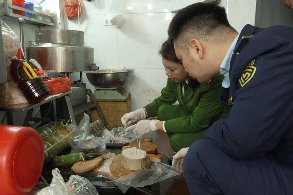 Cơ quan chức năng kiểm tra các mẫu giò chả tại cơ sở Yến Hiền (Ảnh: Công an TP Hà Nội).