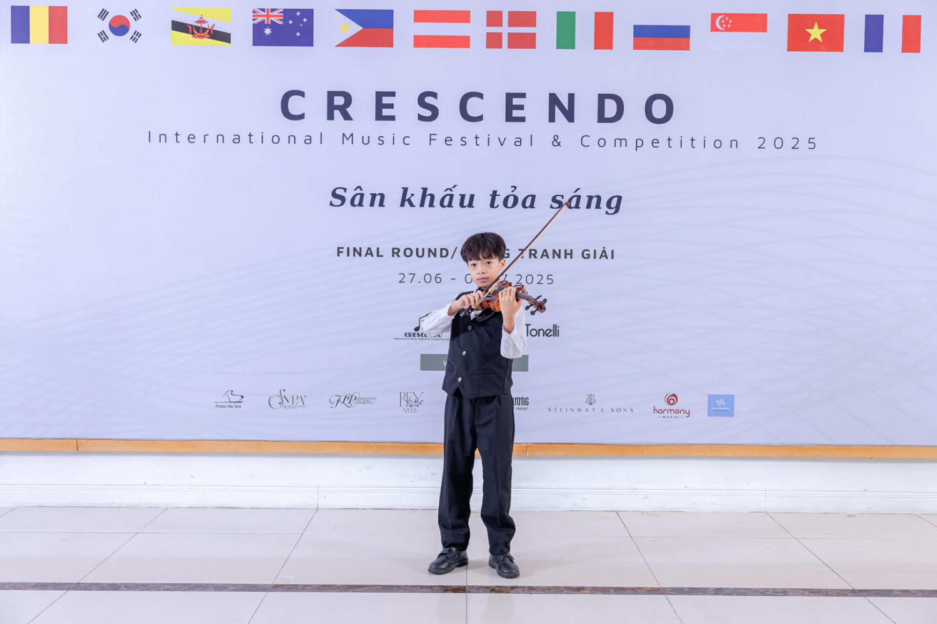 Khi Mạnh Linh dần thể hiện mong muốn được học nhạc bài bản hơn, gia đình cậu bé quyết định để con thử sức tại các môi trường đào tạo chuyên nghiệp. (Ảnh: Diệu Linh)