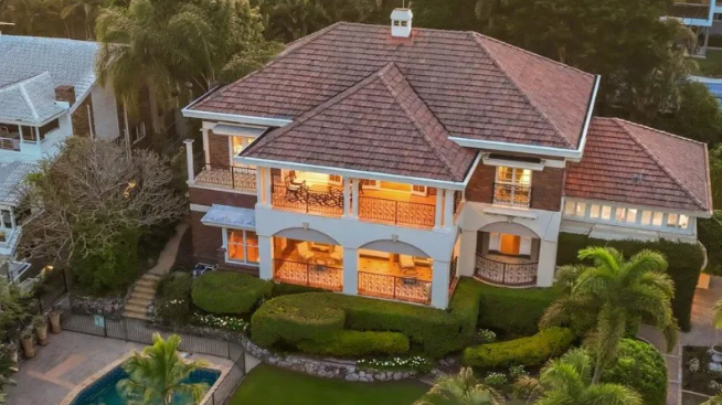 Người phụ nữ đã trả nợ suốt 11 năm, mỗi tháng khoảng 50 triệu đồng, nhưng vì lãi suất tăng và cô chọn cách trả thấp để giữ lối sống nên sau 11 năm nợ gốc vẫn còn nguyên