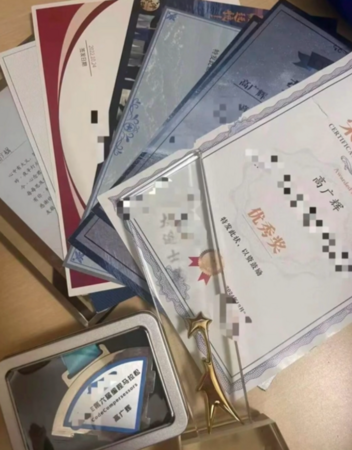 Giấy chứng nhận giải thưởng, thành tích được trưng bày tại nhà anh Cao