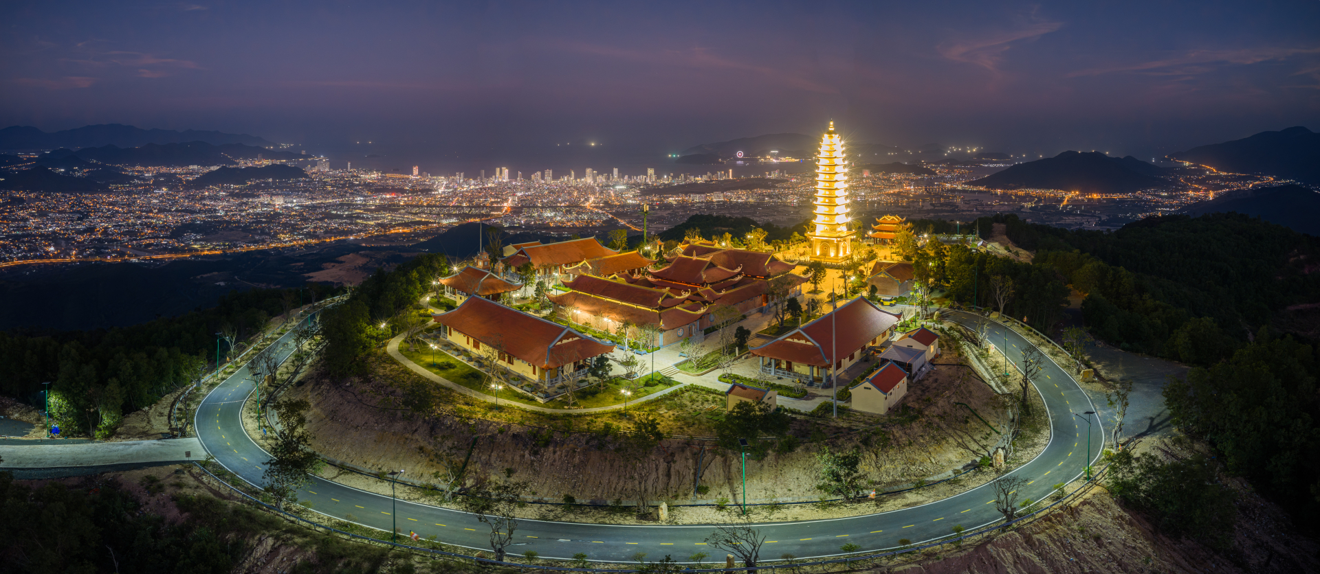 Việt Nam có tiên cảnh: Ngôi chùa rộng 1.000 ha trên núi Chín Khúc - nơi con trai tỷ phú Phạm Nhật Vượng làm lễ Hằng thuận