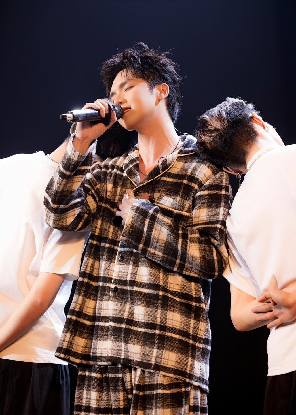 Nam ca sĩ debut 2 lần mới nổi tiếng: Fanmeeting cháy vé, 500 triệu lượt xem, ra 1 album “hốt bạc” cả đời